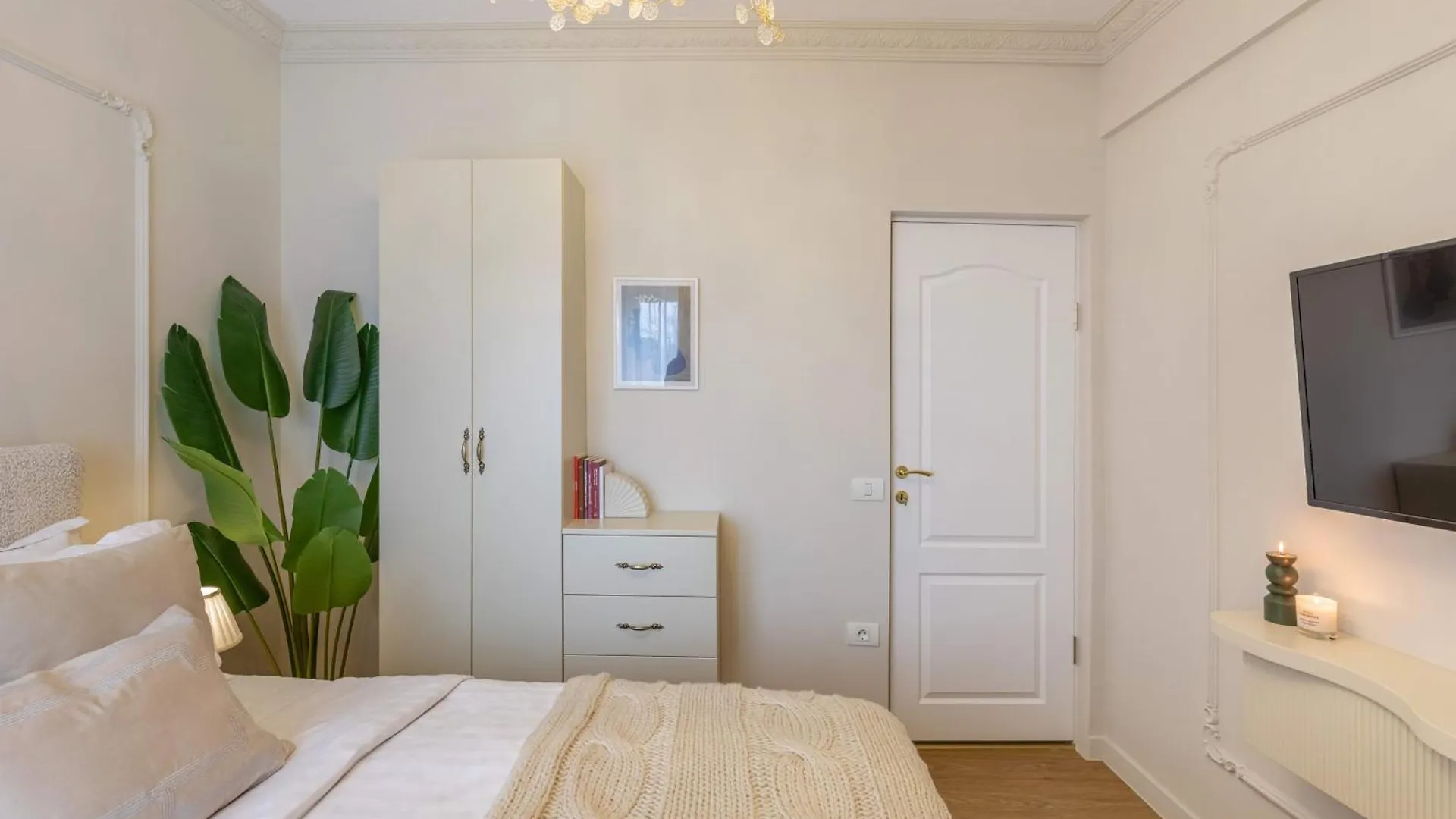 Maison Elysee - An Elegant Apartment In Piata Romana Bucureşti 0*,  România