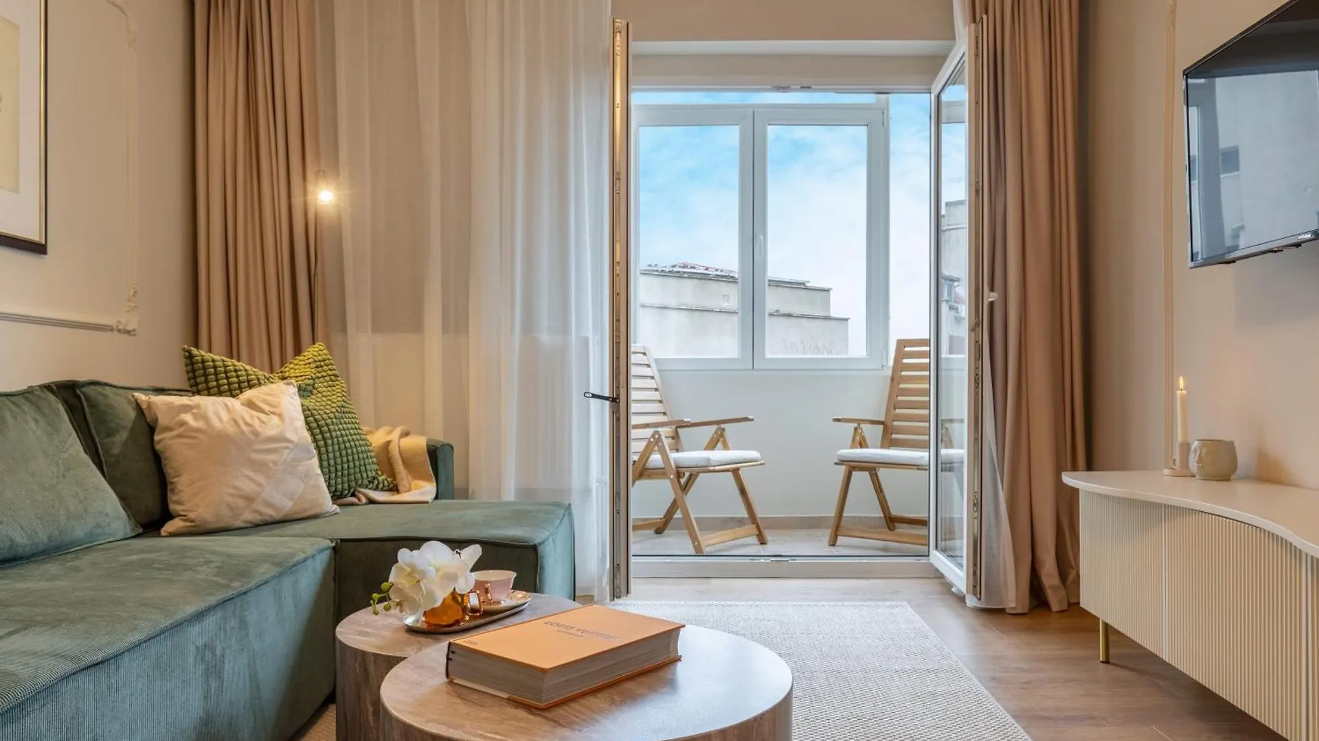 Maison Elysee - An Elegant Apartment In Piata Romana Bucharest Romania
